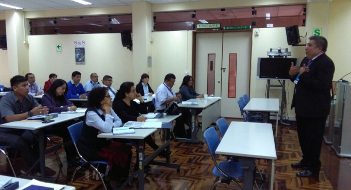 Hombre brindando capacitación en aula