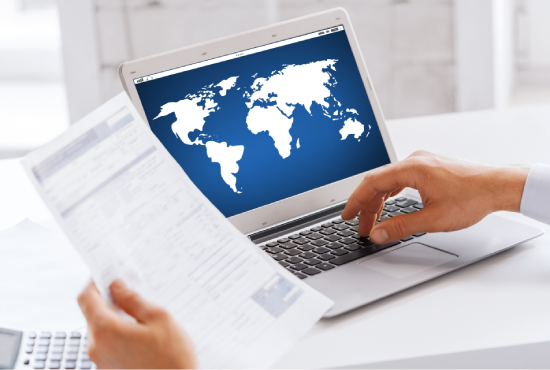 Laptop con imagen de análisis de negocios internacionales