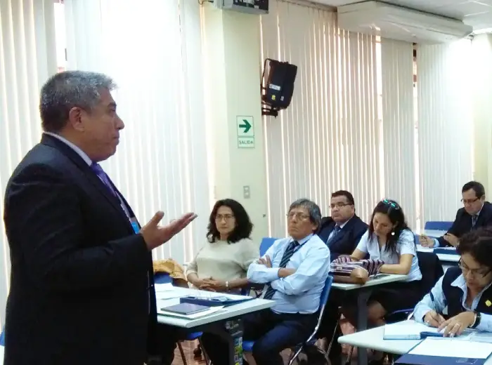 docente capacitando a personas