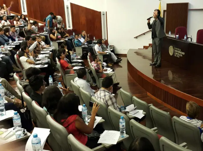 docente de solutiona1 dando capacitaciones en la PUC