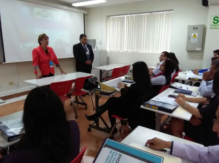 docents capacitando en aulas