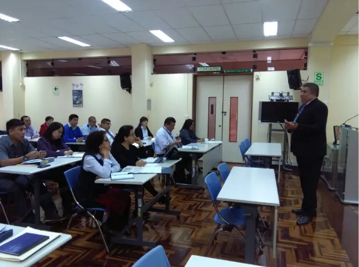 personas recibiendo capacitacion de a1 consulting group